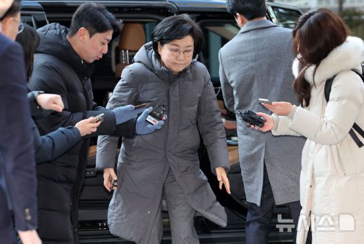 [서울=뉴시스] 이영환 기자 = 이혜훈 기획예산처 장관 후보자가 6일 오전 서울 중구 예금보험공사에 마련된 청문회 준비 사무실에 도착해 차에서 내리고 있다. 2026.01.06. 20hwan@newsis.com