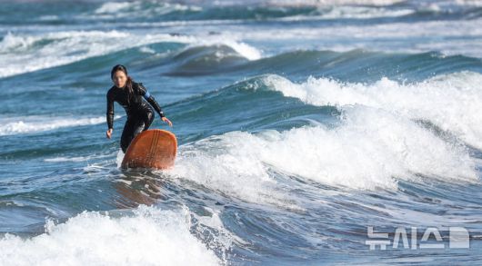 [제주=뉴시스] 우장호 기자 = 모처럼 맑은 날씨를 보인 6일 오전 제주시 이호테우해수욕장에서 레저객들이 서핑을 하고 있다. 2026.01.07. woo1223@newsis.com