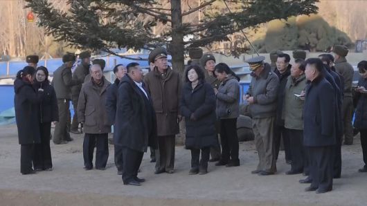 [서울=뉴시스] 북한 조선중앙TV는 김정은 국무위원장이 지난 5일 당 및 정부 지도간부들과 함께 해외군사작전 전투위훈기념관 건설장을 찾았다고 6일 보도했다. 이 자리에는 부인 리설주와 딸 주애가 동행했다. (사진=조선중앙TV 캡처) 2026.01.06. photo@newsis.com *재판매 및 DB 금지