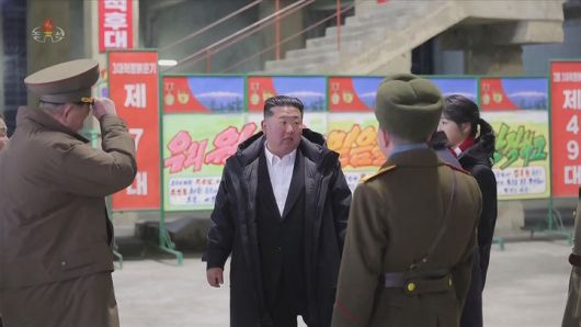 [서울=뉴시스] 북한 조선중앙TV는 김정은 국무위원장이 지난 5일 당 및 정부 지도간부들과 함께 해외군사작전 전투위훈기념관 건설장을 찾았다고 6일 보도했다. 이 자리에는 부인 리설주와 딸 주애가 동행했다. (사진=조선중앙TV 캡처) 2026.01.06. photo@newsis.com *재판매 및 DB 금지