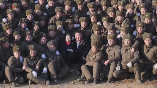 [서울=뉴시스] 북한 조선중앙TV는 김정은 국무위원장이 지난 5일 당 및 정부 지도간부들과 함께 해외군사작전 전투위훈기념관 건설장을 찾았다고 6일 보도했다. 이 자리에는 부인 리설주와 딸 주애가 동행했다. (사진=조선중앙TV 캡처) 2026.01.06. photo@newsis.com *재판매 및 DB 금지