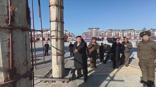 [서울=뉴시스] 북한 조선중앙TV는 김정은 국무위원장이 지난 5일 당 및 정부 지도간부들과 함께 해외군사작전 전투위훈기념관 건설장을 찾았다고 6일 보도했다. 이 자리에는 부인 리설주와 딸 주애가 동행했다. (사진=조선중앙TV 캡처) 2026.01.06. photo@newsis.com *재판매 및 DB 금지