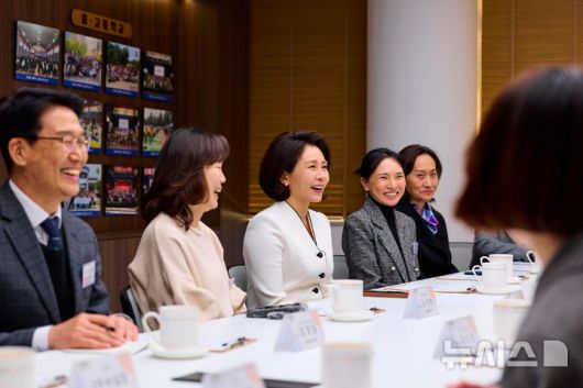 [베이징=뉴시스] 최동준 기자 = 김혜경 여사가 6일(현지 시간) 베이징에 위치한 북경한국국제학교를 방문해 학부모, 교직원과 간담회를 하고 있다. (공동취재) 2026.01.06. photocdj@newsis.com