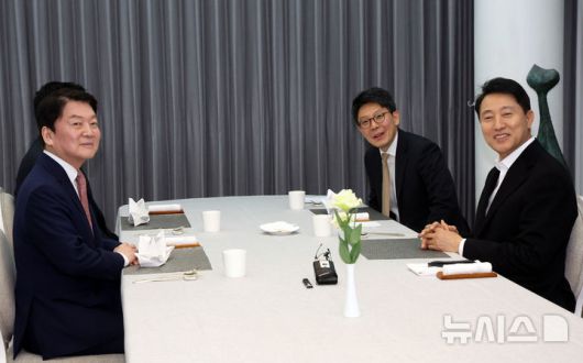 [서울=뉴시스] 김진아 기자 = 오세훈(오른쪽) 서울시장과 안철수 국민의힘 의원이 6일 서울 용산구 서울시장 공관에서 만찬회동을 하고 있다. (공동취재) 2025.01.06. photo@newsis.com