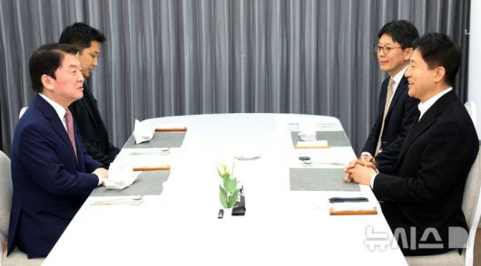 [서울=뉴시스] 김진아 기자 = 오세훈(오른쪽) 서울시장과 안철수 국민의힘 의원이 6일 서울 용산구 서울시장 공관에서 만찬회동을 하고 있다. (공동취재) 2025.01.06. photo@newsis.com