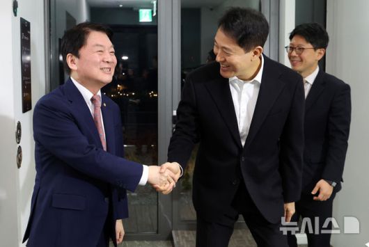 [서울=뉴시스] 김진아 기자 = 오세훈(오른쪽) 서울시장과 안철수 국민의힘 의원이 6일 서울 용산구 서울시장 공관에서 만찬회동을 하기 앞서 인사를 나누고 있다. (공동취재) 2025.01.06. photo@newsis.com