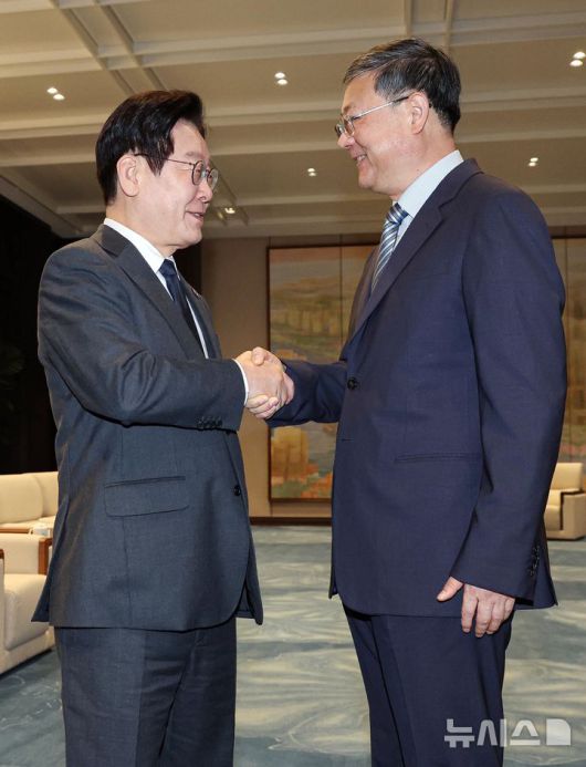 [상하이=뉴시스] 최동준 기자 = 중국을 국빈 방문 중인 이재명 대통령이 6일(현지 시간) 상하이 세계회객청에서 천지닝 상하이시 당 서기와 인사하고 있다. 2026.01.06. photocdj@newsis.com
