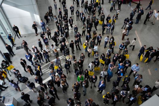 [라스베이거스=AP/뉴시스] 6일(현지 시간) 미 네바다주 라스베이거스 LVCC 센트럴홀 앞에서 방문객들이 세계 최대 가전·정보기술(IT) 박람회 'CES2026' 개막을 기다리고 있다. 2026.01.07.