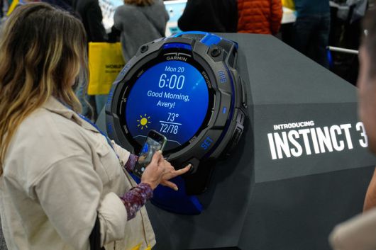 [라스베이거스=AP/뉴시스] 6일(현지 시간) 미 네바다주 라스베이거스에서 열린 세계 최대 가전·정보기술(IT) 박람회 'CES2026'에서 한 여성이 가민(Garmin)의 인스팅트3 스마트워치를 체험하고 있다. 2026.01.07.