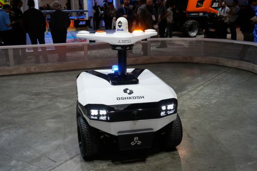 [라스베이거스=AP/뉴시스] 6일(현지 시간) 미 네바다주 라스베이거스에서 열린 세계 최대 가전·정보기술(IT) 박람회 'CES2026'에서 오시코시(Oshkosh)의 경계 보안 로봇이 시연되고 있다. 2026.01.07.