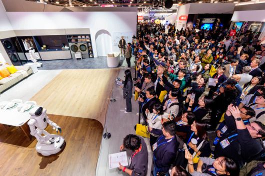 [라스베이거스=AP/뉴시스] 6일(현지 시간) 미 네바다주 라스베이거스에서 개막한 세계 최대 가전·정보기술(IT) 박람회 'CES2026' LG 전자 전시관에서 관람객들이 인공지능(AI) 홈 로봇 클로이드(CLOiD)를 지켜보고 있다. 2026.01.07.