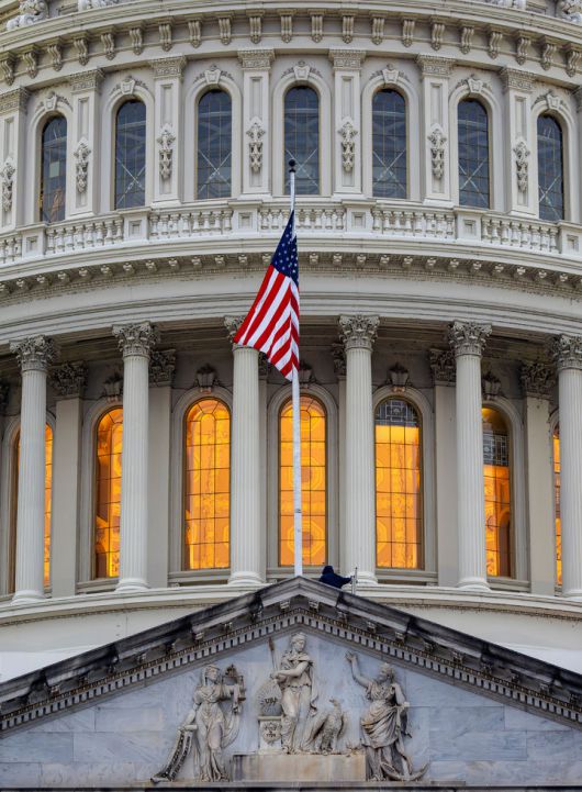 [워싱턴=AP/뉴시스] 6일(현지 시간) 미국 워싱턴DC 국회의사당에 고(故) 더그 라말파 공화당 연방 하원의원(캘리포니아)을 추모하는 조기가 게양돼 있다. 2026.01.07.