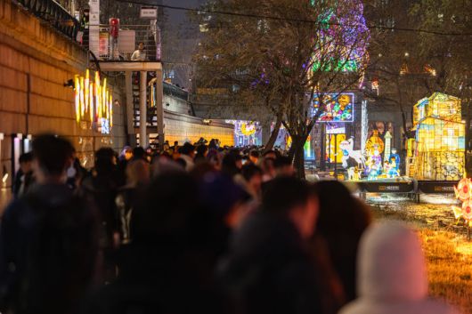 2025 서울빛초롱축제를 찾은 시민들로 붐비는 청계천. (사진=서울관광재단) *재판매 및 DB 금지