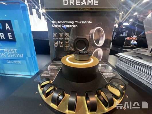 [라스베이거스=뉴시스]이현주 기자 = 6일(현지시간) CES 2026이 개막한 미국 라스베이거스 컨벤션센터 센트럴홀에 마련된 드리미 전시관. 삼성전자 갤럭시 링을 연상케 하는 웨어러블 기기가 전시돼 있다. lovelypsyche@newsis.com