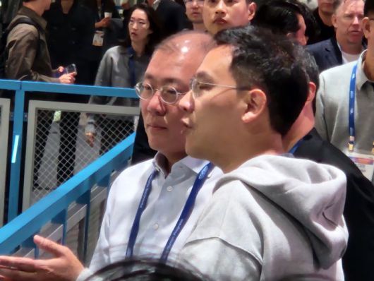 [라스베이거스=뉴시스] 정의선 현대차그룹 회장이 6일(현지시간) 미국 라스베이거스 컨벤션 센터 웨스트 홀 내 현대차그룹 부스에서 현대차그룹 관계자에게 설명을 듣는 모습. (사진=이창훈 기자) 2026.01.06 photo@newsis.com *재판매 및 DB 금지 *재판매 및 DB 금지