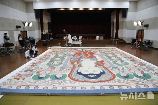 [서울=뉴시스] 문경 김룡사 영산회 괘불도 조사 모습. 국가유산청 제공