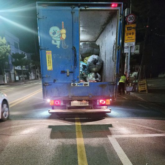 [밀양=뉴시스] 안지율 기자 = 7일 오전 경남 밀양시 삼문동 보건소 앞 도로에서 운행 중인 청소차량 뒤에 설치된 발판. 2026.01.07. alk9935@newsis.com *재판매 및 DB 금지