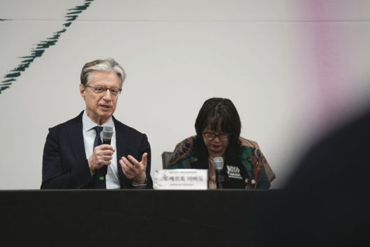 [서울=뉴시스] 7일 서울 서초구 예술의전당 무궁화홀에서 열린 '국립심포니오케스트라 제8대 음악감독 취임간담회'에서 음악감독으로 선임된 로베르토 아바도가 참석했다. (사진=국립심포니오케스트라 제공) 2026.01.07. photo@newsis.com *재판매 및 DB 금지