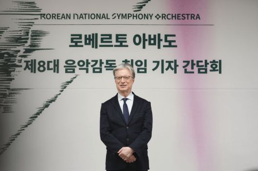 [서울=뉴시스] 7일 서울 서초구 예술의전당 무궁화홀에서 열린 '국립심포니오케스트라 제8대 음악감독 취임간담회'에서 음악감독으로 선임된 로베르토 아바도가 참석했다. (사진=국립심포니오케스트라 제공) 2026.01.07. photo@newsis.com *재판매 및 DB 금지