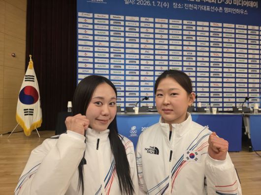 [진천=뉴시스] 김희준 기자 = 스피드스케이팅 국가대표 박지우(왼쪽)와 김민선이 7일 충북 진천 국가대표선수촌에서 밀라노·코르티나담페초 동계올림픽 D-30 미디어데이에 참석해 취재진과 인터뷰를 하고 있다. 2026.01.07. jinxijun@newsis.com *재판매 및 DB 금지
