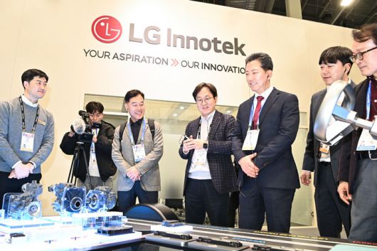 [구미=뉴시스] 김장호 시장이 LG이노텍 부스를 찾아 제품을 살피고 있다. (사진=구미시 제공) 2026.01.07 photo@newsis.com *재판매 및 DB 금지