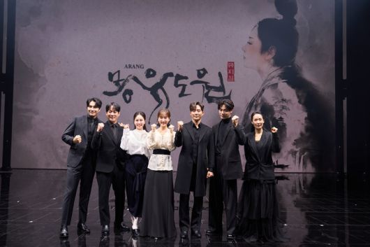 뮤지컬 '몽유도원' 제작발표회가 7일 화성예술의전당 동탄아트홀에서 열렸다. 사진은 배우 민우혁(왼쪽부터), 김주택, 하윤주,유리아, 이충주, 김성식, 정은혜. (사진=에이콤 제공) *재판매 및 DB 금지