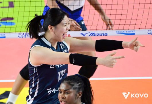 [서울=뉴시스] 여자 프로배구 한국도로공사의 이지윤이 7일 김천실내체육관에서 열린 진에어 2025~2026 V-리그 여자부 현대건설과의 경기에서 득점을 올린 뒤 기뻐하고 있다. (사진=KOVO 제공) 2026.01.07.
