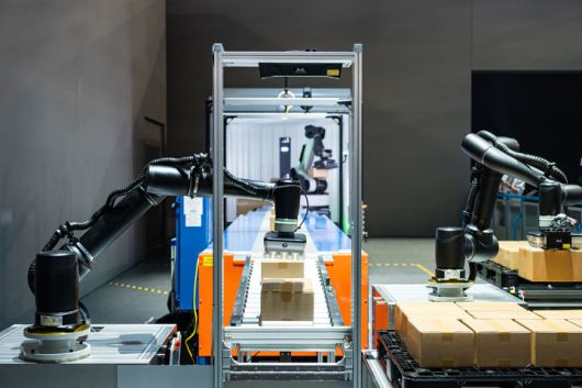 [서울=뉴시스] 현대차그룹은 6일부터 9일까지(현지 시간) 미국 라스베이거스에서 열리는 CES 2026에 참가해 그룹 AI 로보틱스 기술 개발 과정을 직접 경험할 수 있는 다양한 전시를 선보인다. 사진은 스트레치(Stretch)-협동로봇(Collaborative robot, Cobot)-자율주행 물류 로봇(AMR, Autonomous Mobile Robot)의 물류 작업 시연. (사진=현대차그룹 제공) 2026.01.07. photo@newsis.com *재판매 및 DB 금지