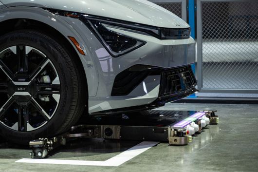 [서울=뉴시스] 현대차그룹은 6일부터 9일까지(현지 시간) 미국 라스베이거스에서 열리는 CES 2026에 참가해 그룹 AI 로보틱스 기술 개발 과정을 직접 경험할 수 있는 다양한 전시를 선보인다. 사진은 주차 로봇 활용한 EV6 주차 시연. (사진=현대차그룹 제공) 2026.01.07. photo@newsis.com *재판매 및 DB 금지