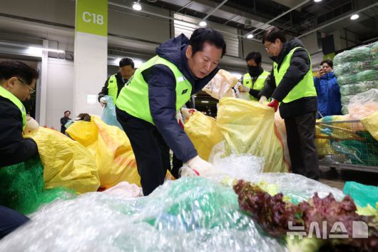 [서울=뉴시스] 조성우 기자 = 정청래 더불어민주당 대표가 7일 오전 서울 송파구 가락동 농수산물 종합도매시장 채소2동에서 반입 통로 청소를 하고 있다. 2026.01.07. xconfind@newsis.com
