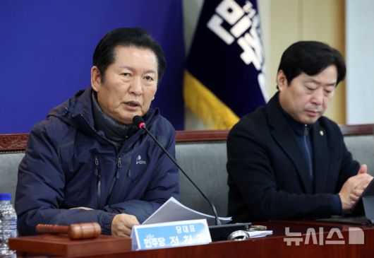 [서울=뉴시스] 조성우 기자 = 정청래(왼쪽) 더불어민주당 대표가 7일 오전 서울 송파구 서울시농수산식품공사 대회의실에서 열린 민생 현장 최고위원회의에서 발언하고 있다. 2026.01.07. xconfind@newsis.com