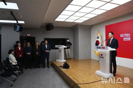 [서울=뉴시스] 고승민 기자 = 장동혁 국민의힘 대표가 7일 서울 여의도 당사에서 긴급 기자회견을 열고 당 쇄신안을 발표하고 있다. (공동취재) 2026.01.07. photo@newsis.com