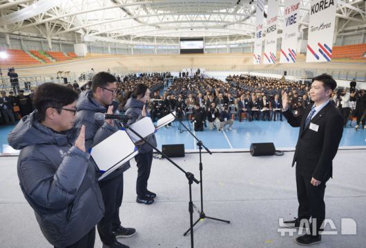 [진천=뉴시스] 김근수 기자 = 7일 오전 충북 진천 국가대표선수촌 벨로드롬 인필드에서 열린 2026 국가대표 훈련개시식에서 유승민 대환체육회장을 비롯한 선수들이 대표자 선서를 하고 있다. 왼쪽부터 김성진 근대5종 감독, 양궁 김우진, 빙상 최민정. 2026.01.07. ks@newsis.com