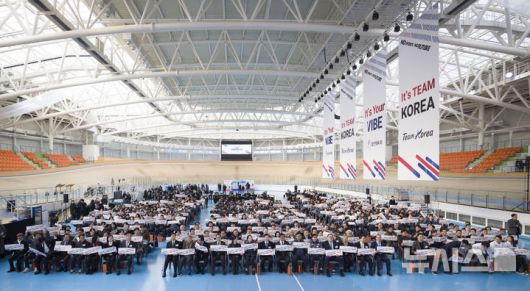 [진천=뉴시스] 김근수 기자 = 7일 오전 충북 진천 국가대표선수촌 벨로드롬 인필드에서 열린 2026 국가대표 훈련개시식에서 국가대표 선수들이 플래카드를 들고 기념촬영을 하고 있다. 2026.01.07. ks@newsis.com