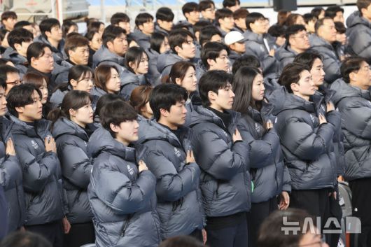 [진천=뉴시스] 김근수 기자 = 7일 오전 충북 진천 국가대표선수촌 벨로드롬 인필드에서 열린 2026 국가대표 훈련개시식에서 빙상 국가대표 선수들이 국민의례를 하고 있다. 2026.01.07. ks@newsis.com
