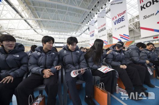 [진천=뉴시스] 김근수 기자 = 7일 오전 충북 진천 국가대표선수촌 벨로드롬 인필드에서 열린 2026 국가대표 훈련개시식에서 빙상 대표팀 선수들이 신년인사를 나누고 있다. 2026.01.07. ks@newsis.com