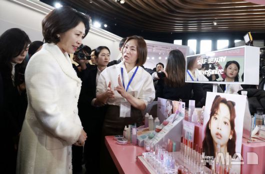 [상하이=뉴시스] 최동준 기자 = 김혜경 여사가 7일(현지 시간) 상하이 푸싱아트센터에서 열린 K-뷰티행사를 방문해 전시품을 살펴보고 있다. 2026.01.07. photocdj@newsis.com