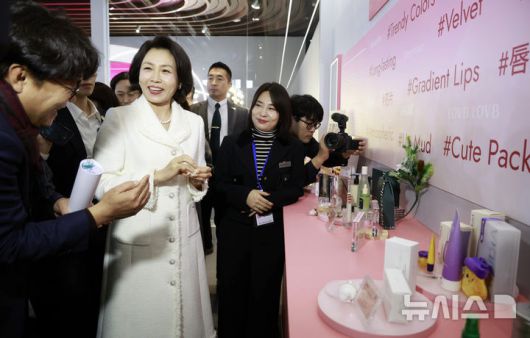 [상하이=뉴시스] 최동준 기자 = 김혜경 여사가 7일(현지 시간) 상하이 푸싱아트센터에서 열린 K-뷰티행사를 방문해 전시품 체험을 하며 대화하고 있다. 2026.01.07. photocdj@newsis.com