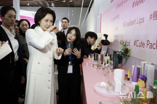 [상하이=뉴시스] 최동준 기자 = 김혜경 여사가 7일(현지 시간) 상하이 푸싱아트센터에서 열린 K-뷰티행사를 방문해 전시품 체험을 하고 있다. 2026.01.07. photocdj@newsis.com