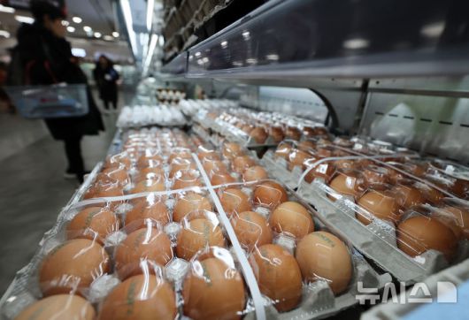 [서울=뉴시스] 이영환 기자 = 사진은 지난 7일 오후 서울 시내의 한 대형마트에서 고객이 계란을 살펴보고 있는 모습. 2026.01.07. 20hwan@newsis.com