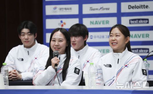 [진천=뉴시스] 김근수 기자 = 스피드스케이팅 박지우가 7일 충북 진천 국가대표선수촌에서 열린 밀라노코르티나 동계올림픽 D-30 미디어데이에서 취재진 질문에 답하고 있다. 2026.01.07. ks@newsis.com