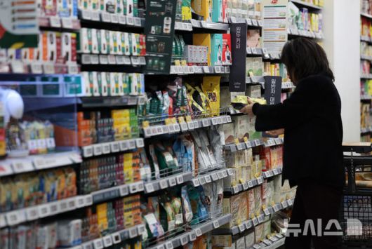 [서울=뉴시스] 김진아 기자 = 사진은 지난 7일 서울시내 한 대형마트에 진열된 커피. 2025.01.07. bluesoda@newsis.com