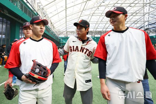 [이천=뉴시스] 최진석 기자 = 샌프란시스코 자이언츠 이정후가 7일 오후 경기 이천 LG 챔피언스파크에서 열린 샌프란시스코 자이언츠 야구 클리닉에서 덕수고 선수들과 대화를 나누고 있다. 2026.01.07. myjs@newsis.com