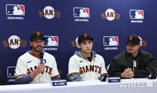 [이천=뉴시스] 최진석 기자 = 토니 비텔로(왼쪽) 샌프란시스코 자이언츠 감독이 7일 오후 경기 이천 LG 챔피언스파크에서 열린 샌프란시스코 자이언츠 공식 기자회견에서 발언하고 있다. 2026.01.07. myjs@newsis.com