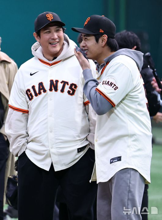 [이천=뉴시스] 최진석 기자 = 샌프란시스코 자이언츠 이정후가 7일 오후 경기 이천 LG 챔피언스파크에서 열린 샌프란시스코 자이언츠 야구 클리닉에 앞서 은퇴한 황재균과 대화를 나누고 있다. 2026.01.07. myjs@newsis.com