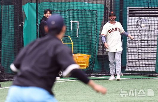 [이천=뉴시스] 최진석 기자 = 토니 비텔로샌프란시스코 자이언츠 감독이 7일 오후 경기 이천 LG 챔피언스파크에서 열린 샌프란시스코 자이언츠 야구 클리닉에서 휘문고와 덕수고 선수들을 지도하고 있다. 2026.01.07. myjs@newsis.com