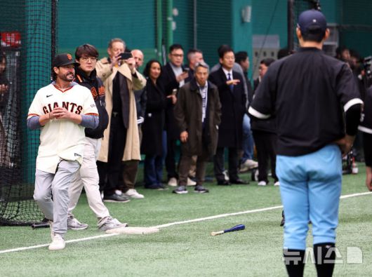 [이천=뉴시스] 최진석 기자 = 토니 비텔로샌프란시스코 자이언츠 감독이 7일 오후 경기 이천 LG 챔피언스파크에서 열린 샌프란시스코 자이언츠 야구 클리닉에서 휘문고와 덕수고 선수들을 지도하고 있다. 2026.01.07. myjs@newsis.com