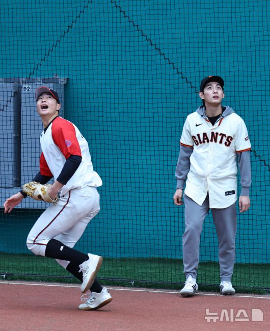 [이천=뉴시스] 최진석 기자 = 샌프란시스코 자이언츠 이정후가 7일 오후 경기 이천 LG 챔피언스파크에서 열린 샌프란시스코 자이언츠 야구 클리닉에서 휘문고와 덕수고 선수들의 훈련을 살펴보고 있다. 2026.01.07. myjs@newsis.com