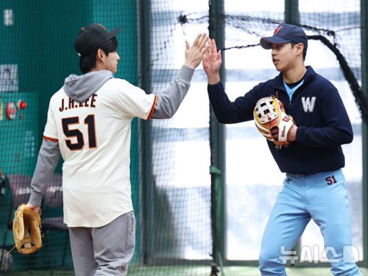 [이천=뉴시스] 최진석 기자 = 샌프란시스코 자이언츠 이정후가 7일 오후 경기 이천 LG 챔피언스파크에서 열린 샌프란시스코 자이언츠 야구 클리닉에서 휘문고 선수와 하이파이브하고 있다. 2026.01.07. myjs@newsis.com