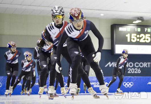 [진천=뉴시스] 김근수 기자 = 쇼트트랙 대표팀 선수들이 7일 충북 진천 국가대표선수촌에서 열린 밀라노코르티나 동계올림픽 D-30 미디어데이에서 훈련을 하고 있다. 2026.01.07. ks@newsis.com